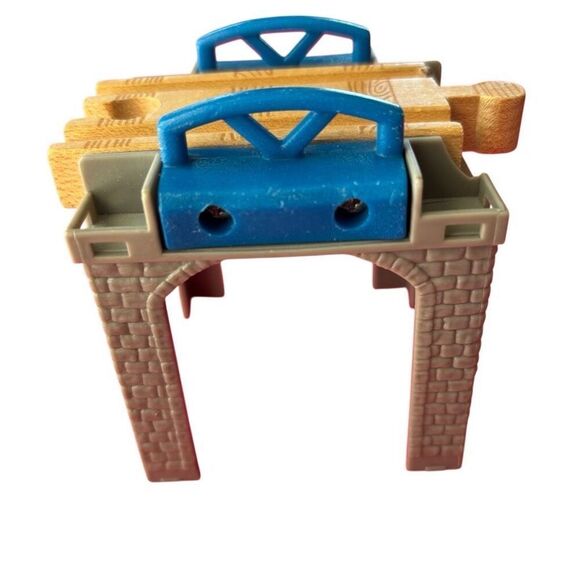 Thomas & Friends Wooden Train Stacking Riser - Picture 1 of 8